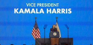 La vicepresidenta de EE. UU., Kamala Harris, pronuncia el discurso de apertura de la convención nacional de la Federación Estadounidense de Maestros, en Houston, Texas. /Foto: EFE