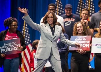 De acuerdo con analistas, Kamala Harris, que espera la designación como candidata a la presidencia del Comité Nacional del partido Demócrata, se enfrentará al racismo y machismo contra Trump.