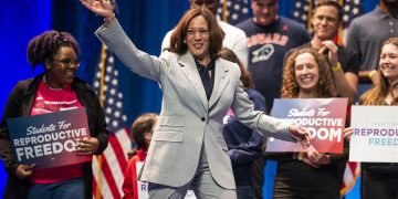 De acuerdo con analistas, Kamala Harris, que espera la designación como candidata a la presidencia del Comité Nacional del partido Demócrata, se enfrentará al racismo y machismo contra Trump.