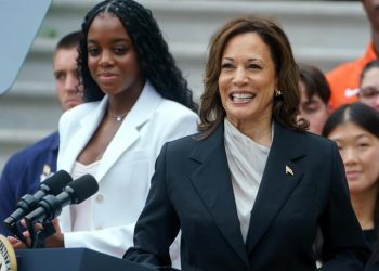 Con el apoyo unánime de los delegados de su estado, California, la vicepresidenta Kamala Harris logró superar la cifra de 1 mil 976 votos para lograr la nominación a la Presidencia de EE. UU. /Foto: EFE