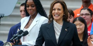 Con el apoyo unánime de los delegados de su estado, California, la vicepresidenta Kamala Harris logró superar la cifra de 1 mil 976 votos para lograr la nominación a la Presidencia de EE. UU. /Foto: EFE