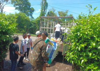 Personal de Salud y pobladores de Masagua y La Gomera, Escuinla, efectúan tareas de limpieza y deschatarrización para combatir el dengue.