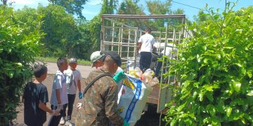 Personal de Salud y pobladores de Masagua y La Gomera, Escuinla, efectúan tareas de limpieza y deschatarrización para combatir el dengue.