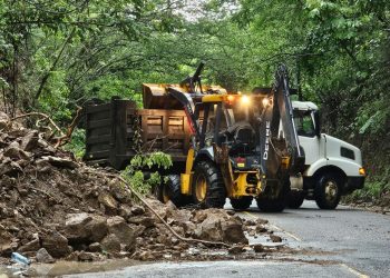 Brigadas de Covial realizan la limpieza de un derrumbe que obstaculizaba el paso de vehículos en el kilómetro 105, ruta a la aldea Amatón al municipio de Jalpatagua, Jutiapa. / Foto: Conred.
