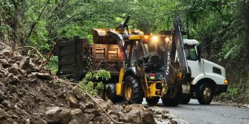 Brigadas de Covial realizan la limpieza de un derrumbe que obstaculizaba el paso de vehículos en el kilómetro 105, ruta a la aldea Amatón al municipio de Jalpatagua, Jutiapa. / Foto: Conred.