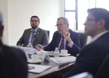 El ministro Félix Alvarado, del CIV, durante reunión con representantes del sector privado sobre cooperación estratégica.