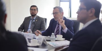 El ministro Félix Alvarado, del CIV, durante reunión con representantes del sector privado sobre cooperación estratégica.