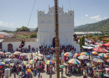 Los danzadores del Palo Volador de Cubulco, Baja Verapaz, se lanzan desde 22 metros para danzar en el aire en honor del patrono Santiago Apóstol, cuya festividad se conmemora el 25 de julio.