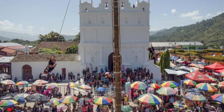 Los danzadores del Palo Volador de Cubulco, Baja Verapaz, se lanzan desde 22 metros para danzar en el aire en honor del patrono Santiago Apóstol, cuya festividad se conmemora el 25 de julio.