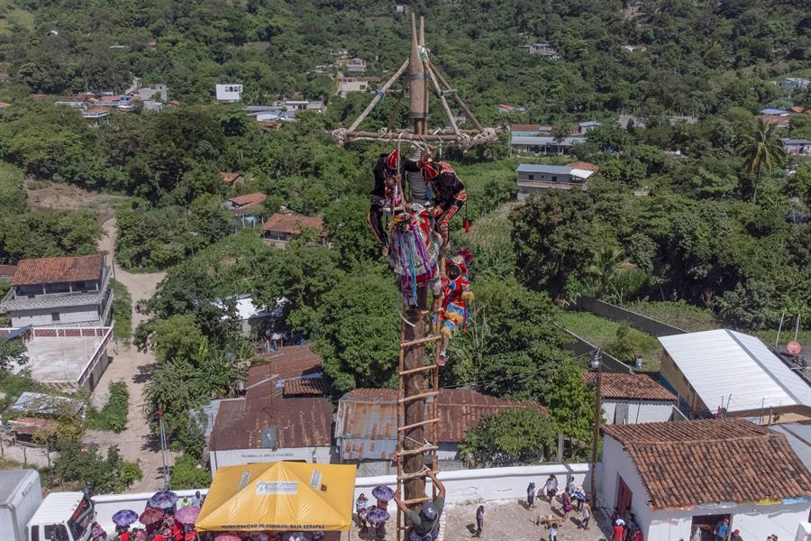 Los danzadores del Palo Volador suben por una escalera para lazarse atados a una soga desde 22 metros de altura.