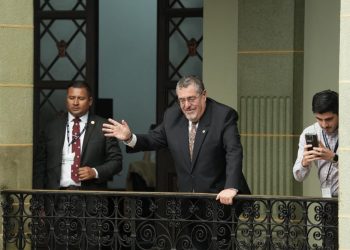 El presidente Bernardo Arévalo saluda a estudiantes de primaria del colegio La Preparatoria.