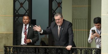 El presidente Bernardo Arévalo saluda a estudiantes de primaria del colegio La Preparatoria.