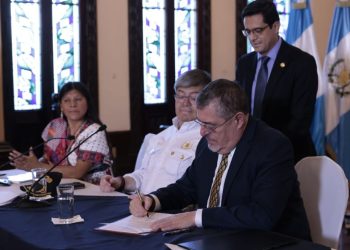 El presidente Bernardo Arévalo firma Acuerdo Gubernativo que reforma la Defensoría de la Mujer Indígena, para que trabaje en favor de las mujeres indígenas.