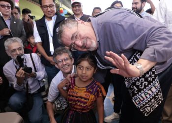 El presidente Bernardo Arévalo saluda junto a niña a la que se aplicó la primera vacuna de la campaña de vacunación contra la polio en Sololá.