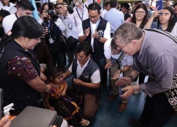 El presidente Bernardo Arévalo participa en vacunación que se efectuó en el Centro de Salud de San Juan Argueta, Sololá.