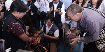 El presidente Bernardo Arévalo participa en vacunación que se efectuó en el Centro de Salud de San Juan Argueta, Sololá.