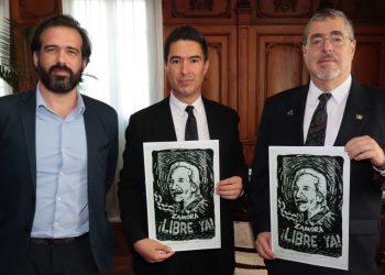 El presidente Bernardo Arévalo, luego de su reunión con José Carlos Zamora (centro) y Artur Romeu, director de Reporteros sin Fronteras (izquierda)./Foto: Gobierno de Guatemala