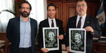 El presidente Bernardo Arévalo, luego de su reunión con José Carlos Zamora (centro) y Artur Romeu, director de Reporteros sin Fronteras (izquierda)./Foto: Gobierno de Guatemala