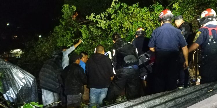 Derrumbe afectó a seis familias en colonia Papur, Pastores, Sacatepéquez