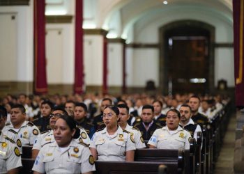 Personal de la PNC participa en misa de acción de gracias en Catedral Metropolitana. / Foto: Mingob.