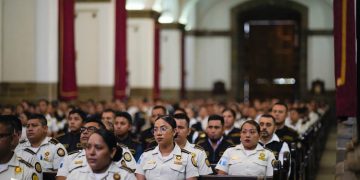 Personal de la PNC participa en misa de acción de gracias en Catedral Metropolitana. / Foto: Mingob.