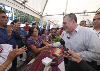Presidente Arévalo recorre la Feria del Agricultor en las instalaciones del MAGA. / Foto: Byron de la Cruz.