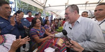 Presidente Arévalo recorre la Feria del Agricultor en las instalaciones del MAGA. / Foto: Byron de la Cruz.