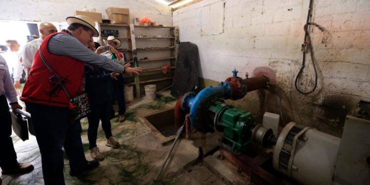 Presidente Bernardo Arévalo conoce sistema de electrificación en la zona reina, Quiché. / Foto: Gilber García.