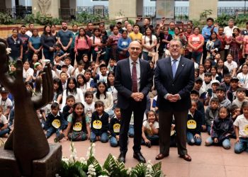 Presidente comparte con estudiantes de preprimaria y primaria de la Antigua Guatemala