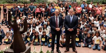 Presidente comparte con estudiantes de preprimaria y primaria de la Antigua Guatemala