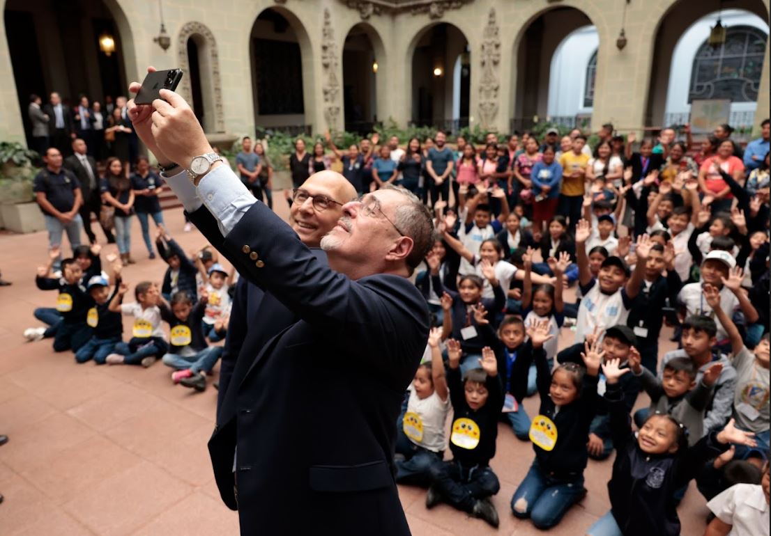 Presidente comparte con estudiantes de preprimaria y primaria de la Antigua Guatemala