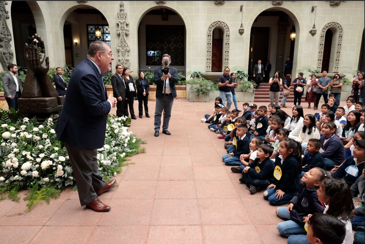 Presidente comparte con estudiantes de preprimaria y primaria de la Antigua Guatemala