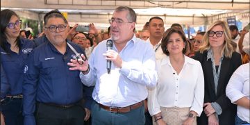 El Presidente y la Vicepresidenta en inauguración de la Feria del Agricultor.