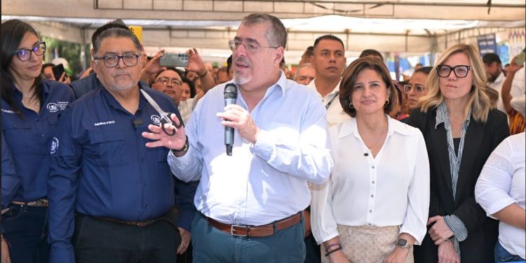 El Presidente y la Vicepresidenta en inauguración de la Feria del Agricultor.