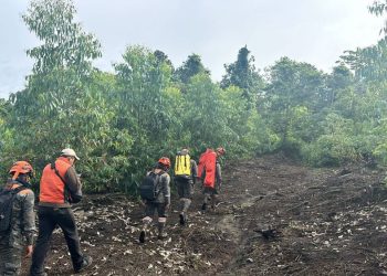 Integrantes de la Brigada de Ayuda Humanitaria y de Rescate del Ejército participan en la búsqueda de ocupantes de aeronave desaparecida.