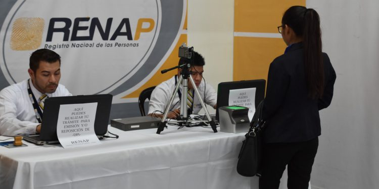 Renap acerca sus servicios a los vecinos de la colonia Santa Fe, en zona 13 y cambia de sede en Santa Isabel, municipio de Chinautla. / Foto: Archivo AGN.