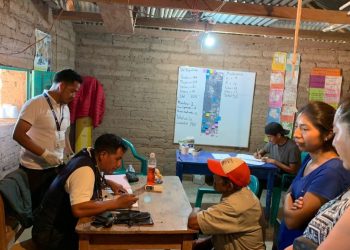 Salubristas brindan atención a personas mexicanas que buscaron albergue en Cuilco, Huehuetenango.