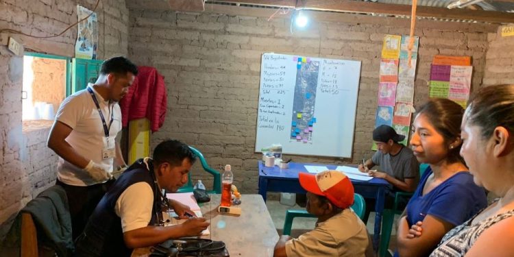 Salubristas brindan atención a personas mexicanas que buscaron albergue en Cuilco, Huehuetenango.