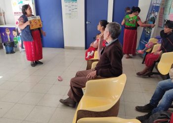 Salubristas capacitan en el área ixil sobre prevención del dengue. / Foto: MSPAS