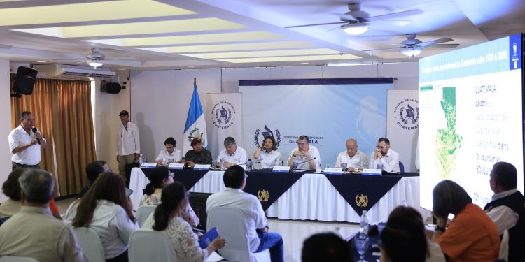 Representantes de la sociedad civil reunieron al presidente Bernardo Arévalo por el apoyo al Conap. / Foto: Gilbert García.