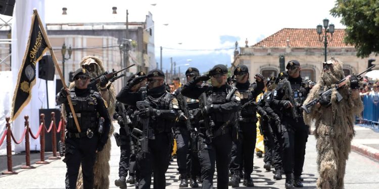 La PNC, con sus 43 mil agentes, sigue siendo una institución fundamental para la estabilidad del país. / Foto: Daniel Ordóñez.