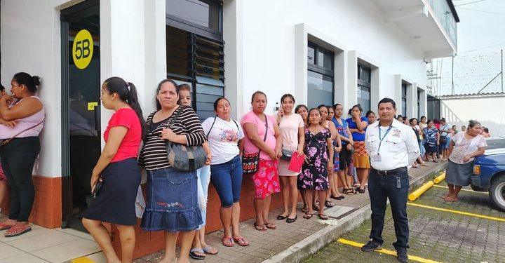 Mides entrega Bono Social a familias de San Martín Zapotitlán, Retalhuleu