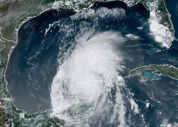 Beryl se degradó a tormenta tropical a su paso por la Península de Yucatán y amenaza con llegar a las costas de Texas, EE. UU. /Foto: EFE-NOAA