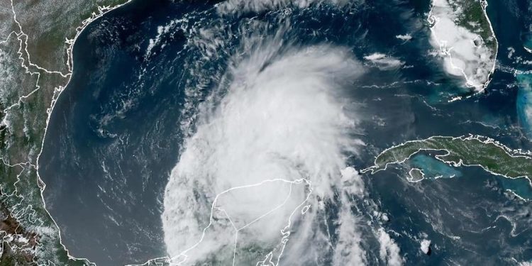 Beryl se degradó a tormenta tropical a su paso por la Península de Yucatán y amenaza con llegar a las costas de Texas, EE. UU. /Foto: EFE-NOAA