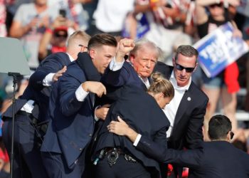 Agentes del Servicio Secreto de EE. UU. sacan al expresidente Donald Trump del lugar del atentado.