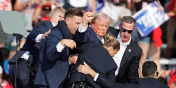 Agentes del Servicio Secreto de EE. UU. sacan al expresidente Donald Trump del lugar del atentado.