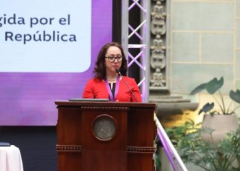 La exfiscal anticorrupción Virginia Laparra, quien anunció su salida al exilio, recibió en marzo un reconocimiento a Laparra, por su excelencia laboral.