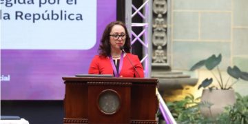 La exfiscal anticorrupción Virginia Laparra, quien anunció su salida al exilio, recibió en marzo un reconocimiento a Laparra, por su excelencia laboral.