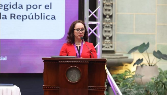 La exfiscal anticorrupción Virginia Laparra, quien anunció su salida al exilio, recibió en marzo un reconocimiento a Laparra, por su excelencia laboral.