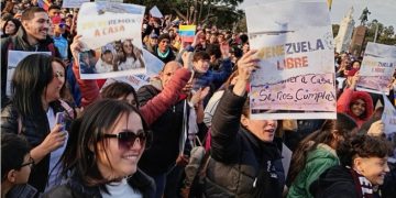 Miles de venezolanos se manifestaron en diferentes países durante la jornada de votación en su país, cuyos resultados da como ganador al actual gobernante Nicolás Maduro.